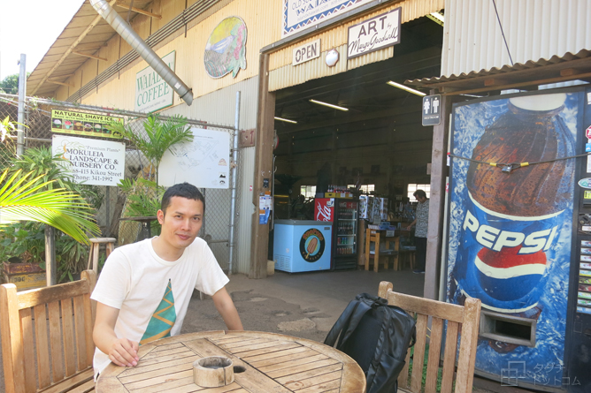 店外のテラス席・ワイアルアコーヒーファクトリー(Waialua Coffee Factory)