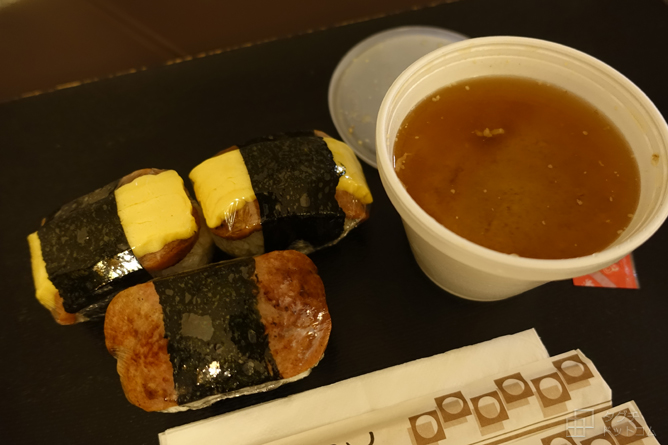 スパムおむすびと豚汁／いやす夢・いやすめ（Musubi Cafe Iyasume）