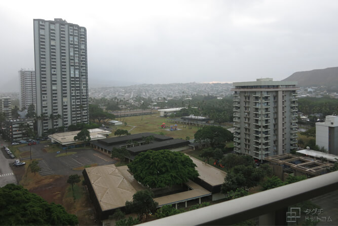 ホテルの部屋から見た雨空／ハワイ旅行