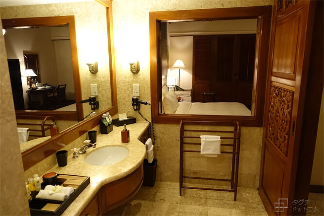 洗面所と寝室が繋がる窓／フラマリゾートダナン・部屋・設備