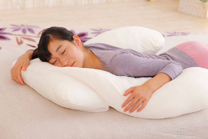 枕と抱きまくらが一緒になった『ハグーピロー』は仰向け・横向き・うつ伏せ寝のどんな寝姿勢にも対応！ | タグチドットコム