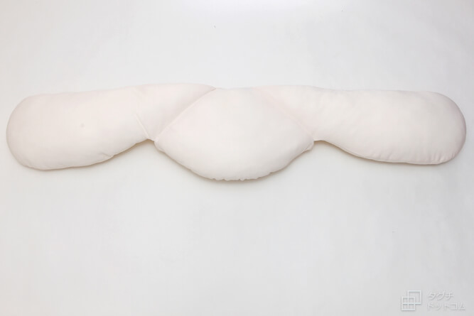 形状・両方を広げる・抱き枕に変わる／枕と抱きまくらが一体になった・ハグーピロー（hugoo-pillow）