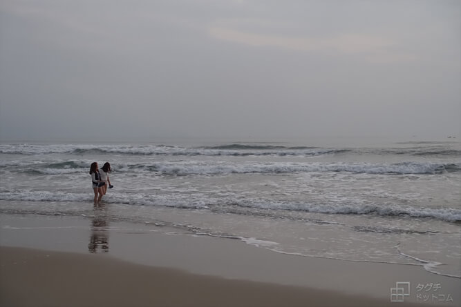 波打ち際で遊んでいる女性／ベトナム・ダナン・ミーケビーチ