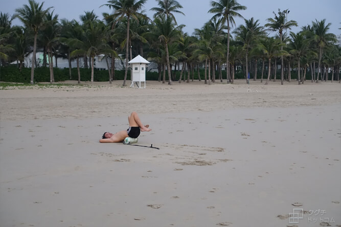 砂浜で寝そべるベトナム人／ベトナム・ダナン・ミーケビーチ
