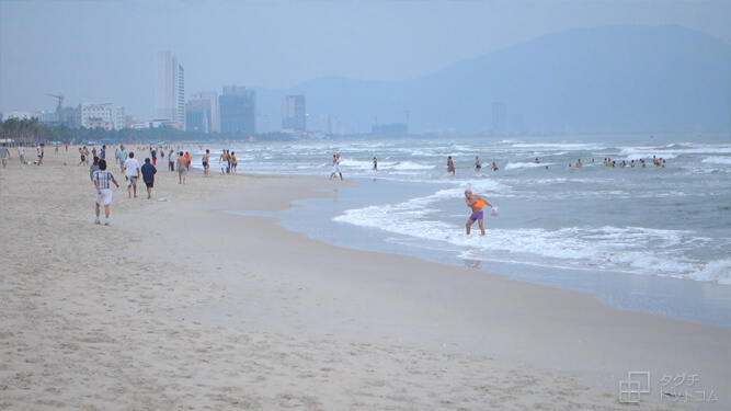 早朝のビーチで遊ぶ地元のベトナム人／ベトナム・ダナン・ミーケビーチ