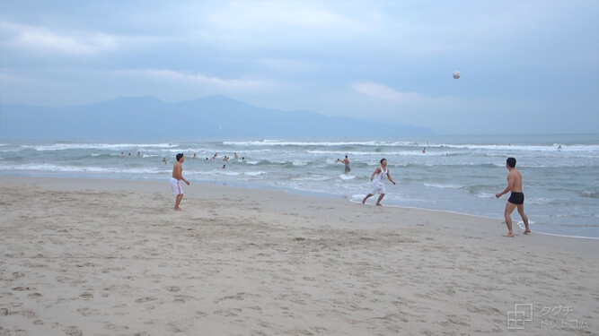 サッカーボールでリフティング中のベトナム人／ダナン・ミーケビーチ