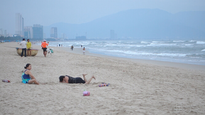 早朝のビーチで運動する地元のベトナム人／ベトナム・ダナン・ミーケビーチ
