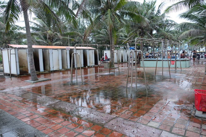 ミーケビーチの公共シャワー・無料／ベトナム・ダナン