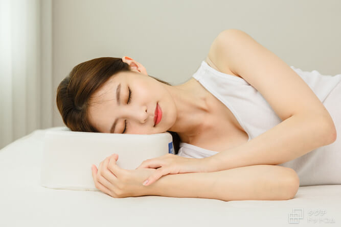 使用例・女性が横向きで寝ている／KANUDA（カヌダ）ブルーラベル アレグロ 枕