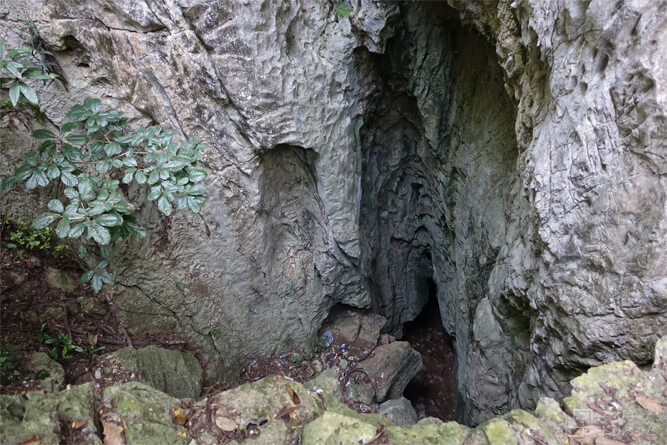 縦に伸びる洞窟／五行山・マーブルマウンテン（Marble Mountain）・ダナン