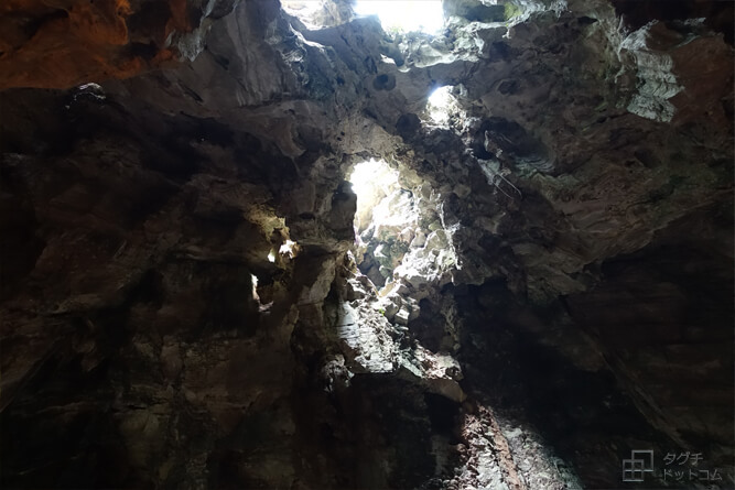穴から光が差し込む・洞窟・Dong Huyen Khong／五行山・マーブルマウンテン（Marble Mountain）・ダナン