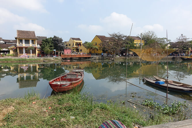 トゥボン川に浮かぶ船・ボート・旧市街／ホイアン・Hoi An