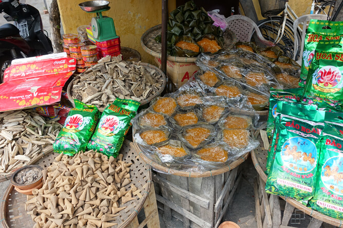 路上で売られているベトナムのお菓子／ホイアン・Hoi An