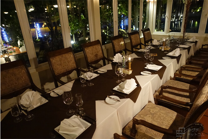 窓際のテーブル席／Don Cipriani's・レストラン・フラマリゾートダナン