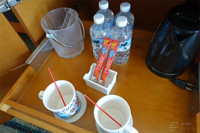 サービスの水と韓国製のインスタントコーヒー／フィエスタ リゾート グアム（Fiesta Resort GUAM）・ゲストルーム・オーシャンフロント・Ocean Front
