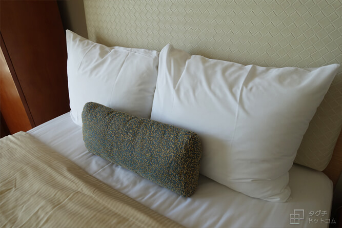 ホテルの枕とクッション／フィエスタ リゾート グアム（Fiesta Resort GUAM）・ゲストルーム・オーシャンフロント・Ocean Front