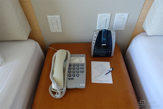 部屋の時計と電話機／フィエスタ リゾート グアム（Fiesta Resort GUAM）・ゲストルーム・オーシャンフロント・Ocean Front