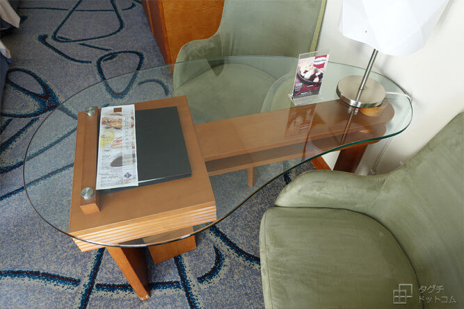ガラス製のテーブル／フィエスタ リゾート グアム（Fiesta Resort GUAM）・ゲストルーム・オーシャンフロント・Ocean Front