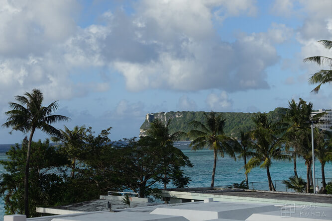 2Fバルコニー・ベランダからの景色・右側・恋人岬／フィエスタ リゾート グアム（Fiesta Resort GUAM）・ゲストルーム・オーシャンフロント・Ocean Front