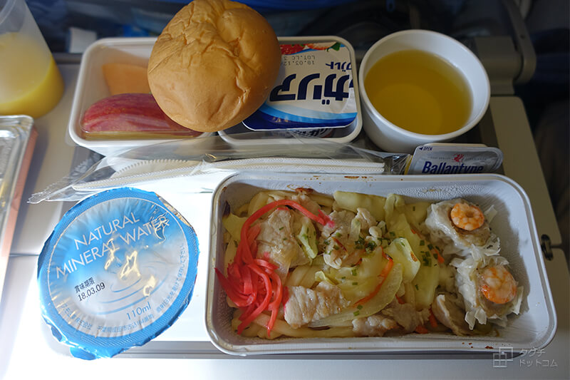 キャセイパシフィック航空の機内食・焼きうどん／香港 旅行 2018