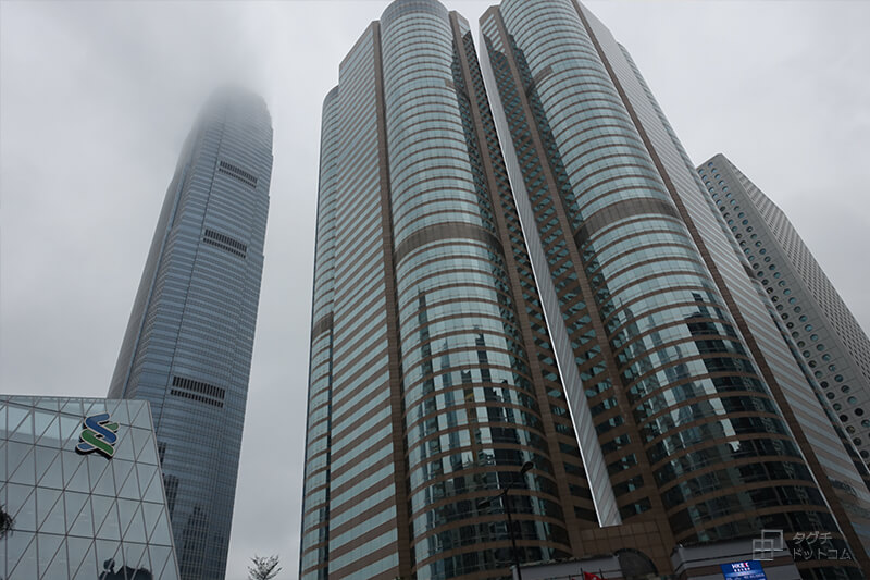 雲がかかった高層ビル／香港旅行記・Hong Kong Travel
