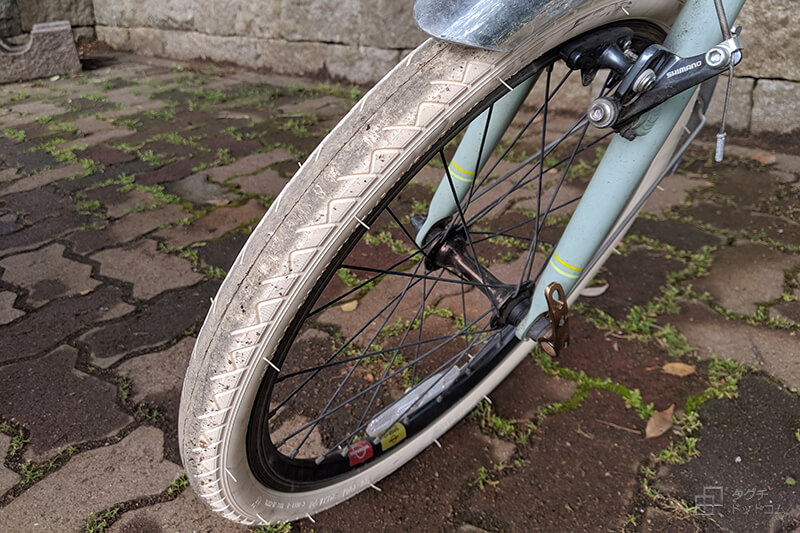白いタイヤは汚れが目立つ ミニベロ自転車 ブルーノ タイヤ交換